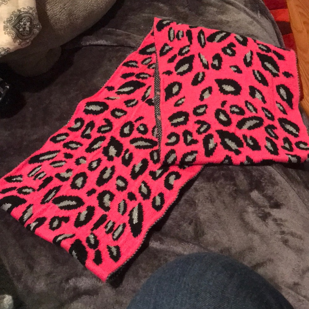 Reversible cheetah scarf
